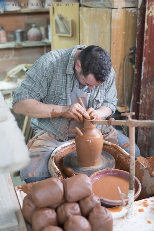 artisan façonner humide argile sur poterie roue, création faïence